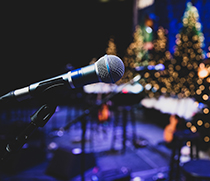Mikrofon auf einer weihnachtlich geschmückten Bühne